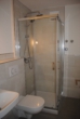 Badezimmer - Dusche schräg oben - Komplett renovierte 2-Zimmer Wohnung im Herzen von Regensburg! PROVISIONSFREI!
