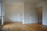 Wohnbereich und Küchenbereich - Komplett renovierte 2-Zimmer Wohnung im Herzen von Regensburg! PROVISIONSFREI!