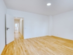 Wohnzimmer - Modernisierte 2-Zimmer-Stadtwohnung mit Westloggia in Landshut-Nikola