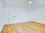 Wohnzimmer - Modernisierte 2-Zimmer-Stadtwohnung mit Westloggia in Landshut-Nikola