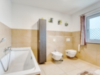 Badezimmer - Ebenerdig modern wohnen: Charmanter 3-Zimmer-Bungalow mit Garten
