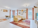 Wohnzimmer - Ebenerdig modern wohnen: Charmanter 3-Zimmer-Bungalow mit Garten