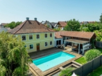 Traumvilla mit viel potential in der Mitte von Landshut und München Flughafen zu verkaufen ! - Außenansicht Haus mit Pool