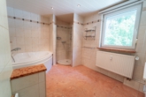 Badezimmer - *** Freistehendes Einfamilienhaus inkl. zweiter Wohneinheit in begehrter Lage von Dingolfing ***