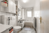 Badezimmer - Attraktive 3-Zimmer-Eigentumswohnung in begehrter Lage von Landshut
