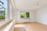 Wohnzimmer - EG - !!! Vielseitiges Zweifamilienhaus auf großzügigem Eckgrundstück mit Blick ins Grüne !!!