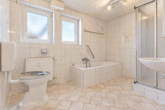Badezimmer - EG - !!! Vielseitiges Zweifamilienhaus auf großzügigem Eckgrundstück mit Blick ins Grüne !!!