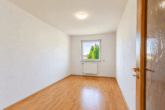 Schlafzimmer 2 - OG - !!! Vielseitiges Zweifamilienhaus auf großzügigem Eckgrundstück mit Blick ins Grüne !!!