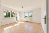 Wohnzimmer  - EG - !!! Vielseitiges Zweifamilienhaus auf großzügigem Eckgrundstück mit Blick ins Grüne !!!