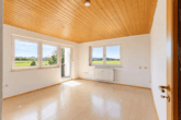 Wohnzimmer - OG - !!! Vielseitiges Zweifamilienhaus auf großzügigem Eckgrundstück mit Blick ins Grüne !!!