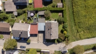 Übersicht - !!! Vielseitiges Zweifamilienhaus auf großzügigem Eckgrundstück mit Blick ins Grüne !!!