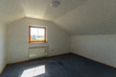 Dachzimmer - !!! Vielseitiges Zweifamilienhaus auf großzügigem Eckgrundstück mit Blick ins Grüne !!!
