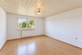 Schlafzimmer 1 - OG - !!! Vielseitiges Zweifamilienhaus auf großzügigem Eckgrundstück mit Blick ins Grüne !!!