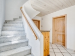Flur mit Treppe - Viel Platz zum Wohlfühlen - gepflegtes Einfamilienhaus auf über 1.000m² Grundstück