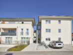 Außenansicht mit Stellplätzen - NEUBAU: Wunderschöne 2-Zimmer Wohnung sucht neuen Besitzer zum Eigennutz oder als Kapitalanlage!!