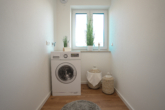 Waschraum - Modern, effizient, komfortabel: Doppelhaushälfte in Pilsting