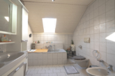 Badezimmer2 - ***Großzügiges Einfamilienhaus mit PV- Anlage in ruhiger Siedlungslage***