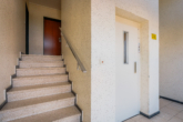 Treppenaufgang / Aufzug - Modern renovierte 2 -Zimmer-Wohnung mit Südbalkon, moderner Einbauküche und Tiefgarage !!!