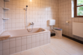 Badezimmer EG - *** Familienhaus mit Einliegerwohnung und Garten in ruhiger Wohnlage ***