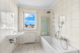 Badezimmer OG - *** Generationenwohnungen in zentraler Siedlungslage ***