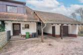 Garage + Carport - **Stilvolles Wohnen mit Kamin, nachhaltiger Technik und unverbaubarer Sicht **