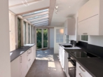 Wohn & Essbereich - Charmante 2-Zimmer-Wohnung mit Wintergarten, großem Garten & Garage in gehobener Lage Landshuts!