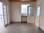 Schlafzimmer - Charmante 2-Zimmer-Wohnung mit Wintergarten, großem Garten & Garage in gehobener Lage Landshuts!