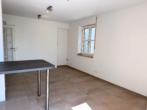 Wohn & Essbereich - Charmante 2-Zimmer-Wohnung mit Wintergarten, großem Garten & Garage in gehobener Lage Landshuts!