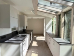 Wohn & Essbereich - Charmante 2-Zimmer-Wohnung mit Wintergarten, großem Garten & Garage in gehobener Lage Landshuts!
