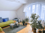 Wohnzimmer - Attraktive 2-Zimmer-Dachgeschosswohnung mit Balkon – ein Zuhause zum Wohlfühlen