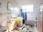 Badezimmer - Attraktive 2-Zimmer-Dachgeschosswohnung mit Balkon – ein Zuhause zum Wohlfühlen