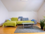 Wohnzimmer - Attraktive 2-Zimmer-Dachgeschosswohnung mit Balkon – ein Zuhause zum Wohlfühlen