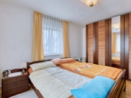 Schlafzimmer WE2 - ***Großzügiges Mehrfamilienhaus mit 3 Wohneinheiten, PV- Anlage, Garagen & Werkstatt***