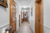 Flur EG - Ein Zuhause mit dem gewissen Extra – Spa-Bad, Garten & Einliegeroption