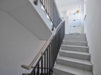 Treppenhaus - Moderne 3-Zimmer-Wohnung inkl. Einbauküche u. Carportstellplatz!