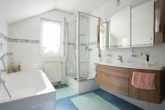 Badezimmer mit Dusche u. Wanne - !! MVV-Anschluss + Gepflegtes Einfamilienhaus = PERFEKT !!