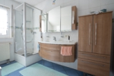 Badezimmer mit Dusche und Wanne - !! MVV-Anschluss + Gepflegtes Einfamilienhaus = PERFEKT !!