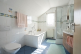 Badezimmer mit Dusche  u. Wanne - !! MVV-Anschluss + Gepflegtes Einfamilienhaus = PERFEKT !!