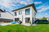 Außenansicht - + Neuwertig. Modern. Großzügig. Ruhig. Ein Haus für die ganze Familie! +