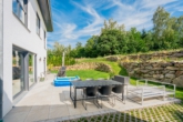 Terrasse - + Neuwertig. Modern. Großzügig. Ruhig. Ein Haus für die ganze Familie! +
