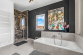 Badezimmer - + Neuwertig. Modern. Großzügig. Ruhig. Ein Haus für die ganze Familie! +