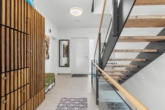 Flur mit Treppe - + Neuwertig. Modern. Großzügig. Ruhig. Ein Haus für die ganze Familie! +