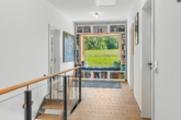 Flur mit Bibliothek - + Neuwertig. Modern. Großzügig. Ruhig. Ein Haus für die ganze Familie! +