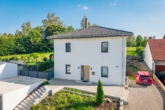 Außenansicht - + Neuwertig. Modern. Großzügig. Ruhig. Ein Haus für die ganze Familie! +