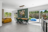 Wohnzimmer mit Essbereich - + Neuwertig. Modern. Großzügig. Ruhig. Ein Haus für die ganze Familie! +