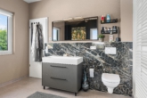 Badezimmer - + Neuwertig. Modern. Großzügig. Ruhig. Ein Haus für die ganze Familie! +