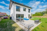 Außenansicht - + Neuwertig. Modern. Großzügig. Ruhig. Ein Haus für die ganze Familie! +