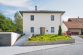 Außenansicht - + Neuwertig. Modern. Großzügig. Ruhig. Ein Haus für die ganze Familie! +