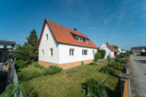 Straßenansicht - *** Sanierungsbedürftiges Einfamilienhaus in zentraler Lage ***