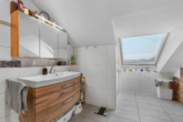 Bad - ***Renovierte 4-Zimmer-Wohnung mit Balkon und Blick ins Grüne - stadtnah in Bruckberg***